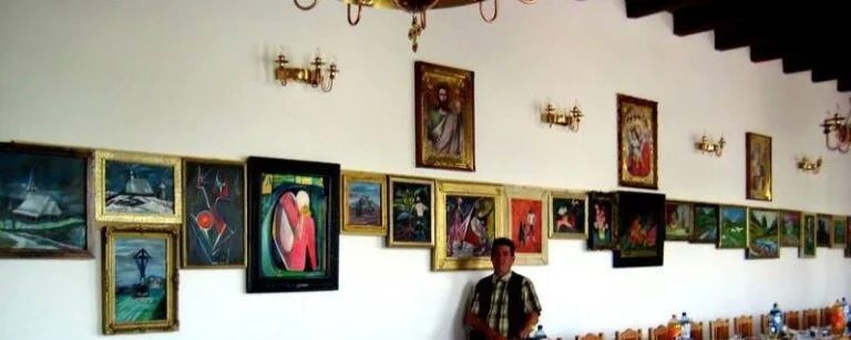 Perete cu tablouri expuse în galerie