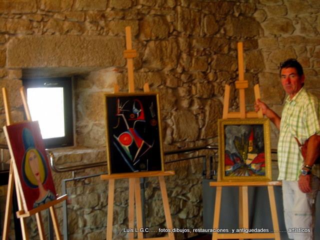 Luis Garcia Camarero lângă lucrările sale, la o expoziție