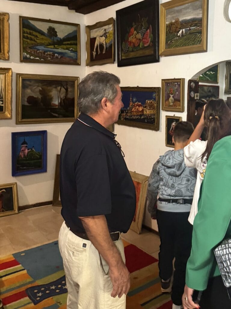 Luis Ludovic Garcia Camarero privește vizitatorii care descoperă lucrările din galeria de artă din Frata